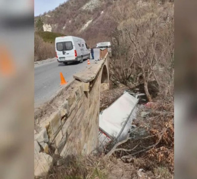 Камион падна в коритото на река край Котел, шофьорът загина