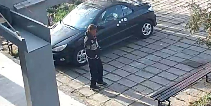 Мъж е откраднал дамска чанта от пейка в кв. Смирненски.