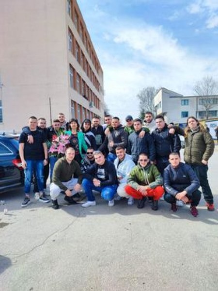 С гайди, мотори и хоро ученици от ПГХТТ поканиха класната си на бала