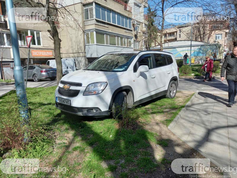 Смел или твърде нагъл? Шофьор паркира в тревни площи на метри от полицейско управление в Пловдив