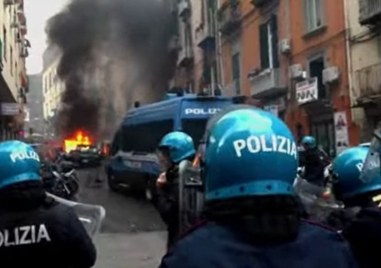 Италианският град Неапол беше опустошен вчера от сблъсъци на футболни