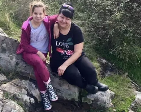 Деси има нужда от помощ, за да се върне при детето си