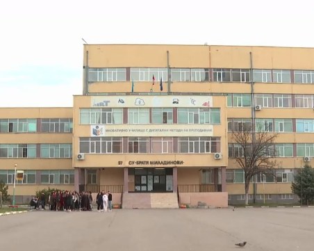 Две момичета се сбиха след забележка за пушене в училищния двор