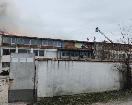 Голям пожар избухна в „Северен”! Спряно е движението в района