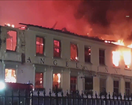 Изгоря хотел на 400 години в Англия, приютил украински бежанци