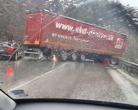 ТИР блокира движението на Прохода на Републиката, три коли катастрофираха край Вонеща вода