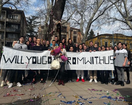 Ученици от Лиляната поканиха класната си на бала с 5-метров плакат