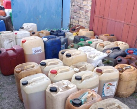 Заловиха над 2 тона нелегално гориво и 300 литра алкохол в Русе