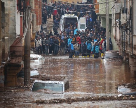 Жертвите от наводненията в Турция станаха 16, четирима се издирват