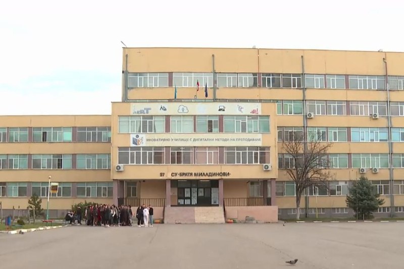 Две момичета се сбиха след забележка за пушене в училищния двор