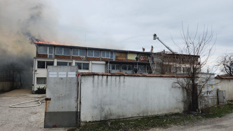Голям пожар е избухнал в Северната индустриална зона на Пловдив.
