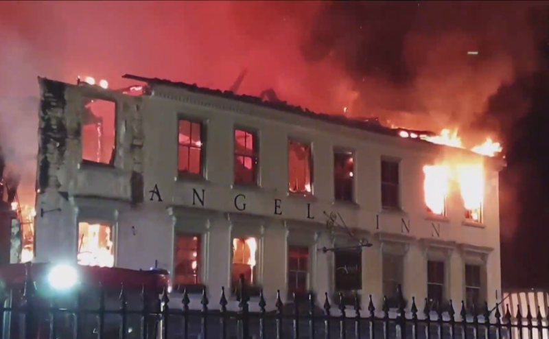 Евакуация заради пожар в хотел в градчето Мидхърст, Южна Англия.