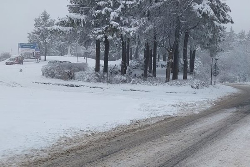 На прохода Шипка“ вали сняг. Пътната настилка е заснежена и