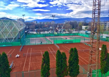 Големите тенис кортове на Локомотив край Гребната база все още