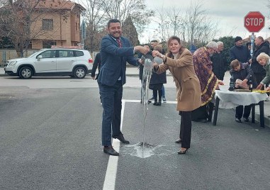 След цялостен ремонт с тържествен водосвет беше открита улица Васил