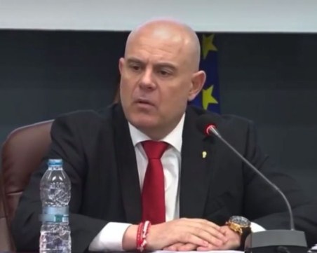 Гешев очаква отговори от МВР, ДАНС и Зарков заради разкритата престъпна група за пране на пари