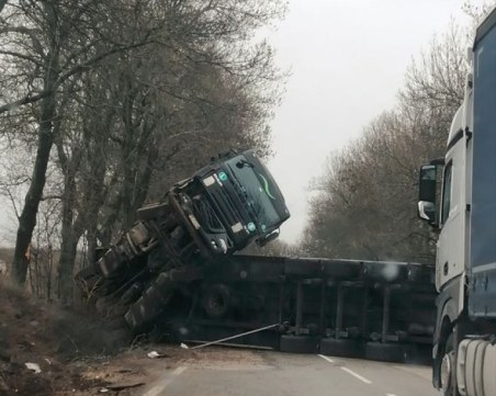 Камион с рядко изпълнение на Е-79, кабината му остана във въздуха