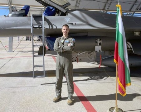 Пловдивчанин завърши курса за пилотиране на самолет F-16