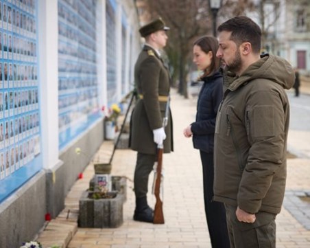 Зеленски почете годишнината от ударите срещу театъра в Мариупол