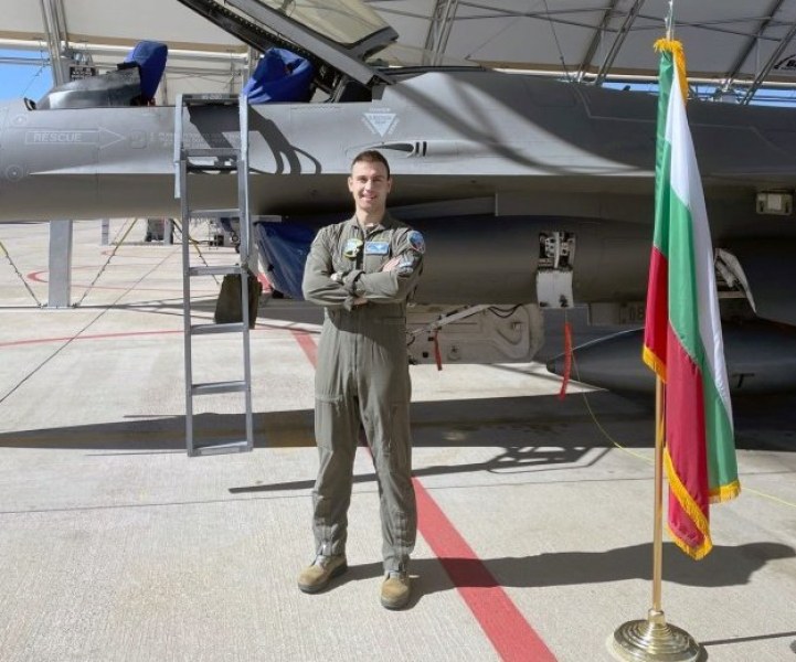 Пловдивчанин завърши курса за пилотиране на самолет F-16