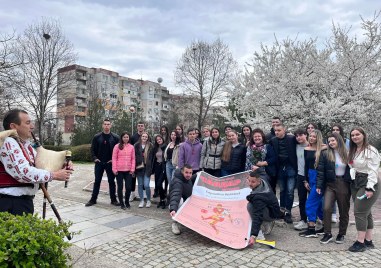 Зрелостниците от 12 ж клас на Търговската гимназия в Пловдив