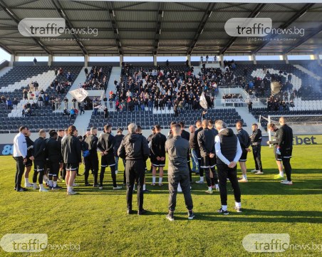 Феновете на Локо надъхаха футболистите преди дербито утре