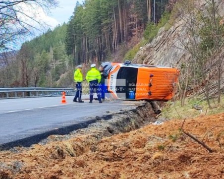 Линейка се обърна на пътя Банско – Симитли