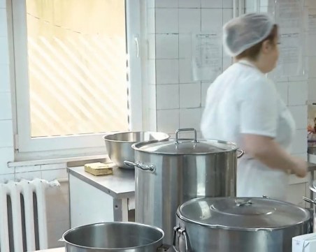 Мъж открадна кайма, олио и банани от детска градина -  хванаха го, докато закусва с тях