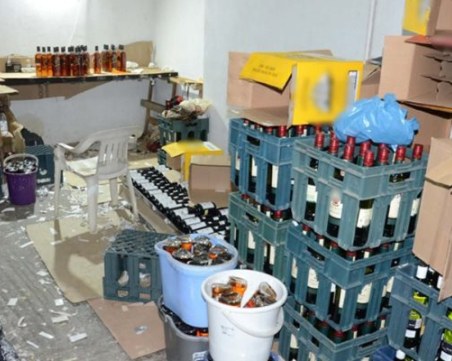 Разбиха канал за нелегален внос на алкохол от България в Гърция, арестувани са 21 души