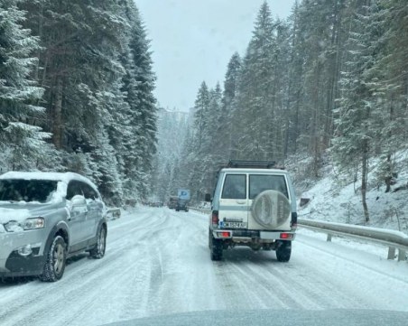 Пързалка и обърнат тир спряха движението на пътя Пловдив - Смолян