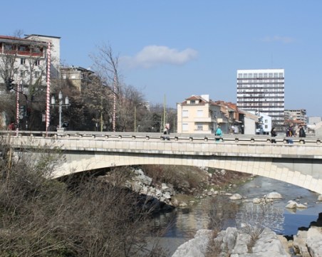 Тяло на 30-годишен мъж бе намерено под моста „Игото” в Габрово