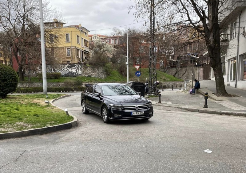 Чок патрон! Турски шофьор изуми със спиране в центъра на Пловдив