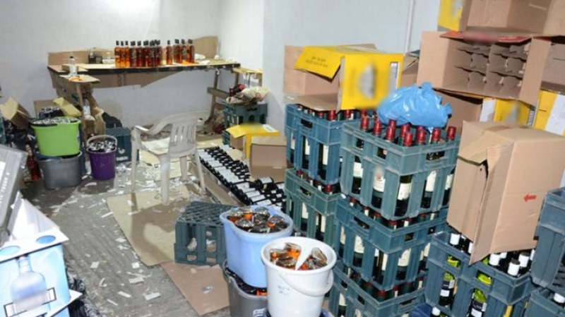 Разбиха канал за нелегален внос на алкохол от България в Гърция, арестувани са 21 души