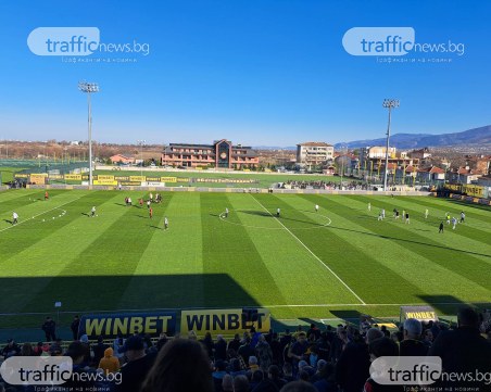 Без ексцесии на този етап на дербито, стадионът вече е пълен