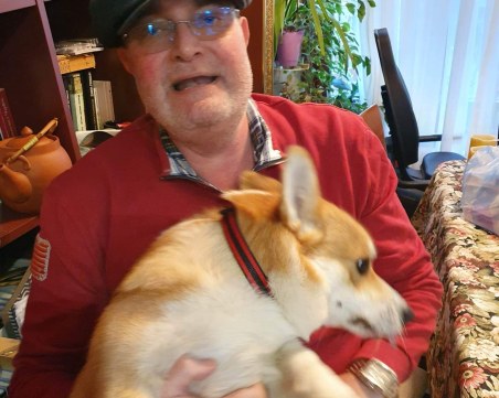 Мъж нападна с камъни адвокат Левашки, рита кучето му