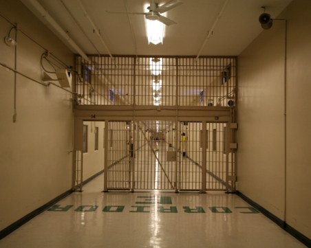 Освободиха мъж, лежал по погрешка в затвора 34 години