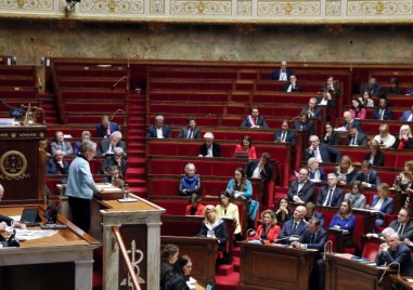 Правителството на френския президент Еманюел Макрон оцеля при два вота