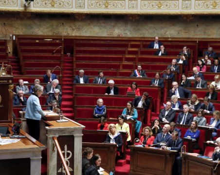 Френското правителство оцеля във вота на недоверие