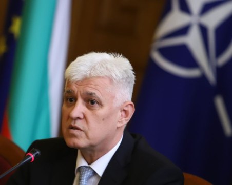 Министър на отбраната: България не подготвя предоставянето на военна помощ за Украйна