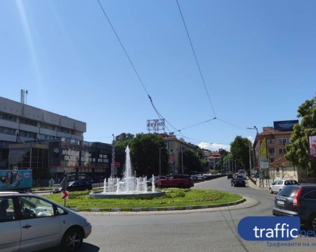 Отново на мястото си! Монтират фонтана на Водната палата