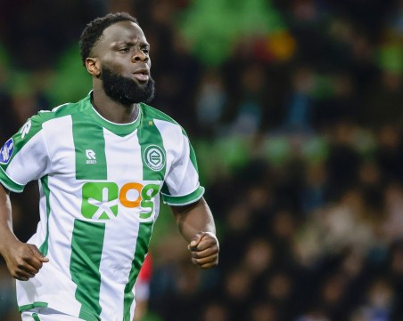 Преотстъпеният от Ботев Елвис Ману нападнат от фен на своя отбор в Нидерландия