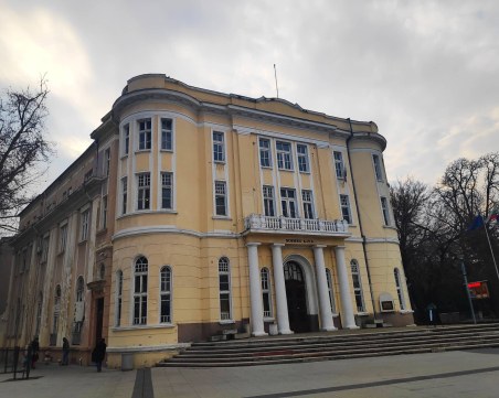 Ремонтират покрива на Военния клуб, възстановяването на трите кули - на трупчета