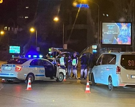 Шофьор на бус блъсна 13-годишно момче в София