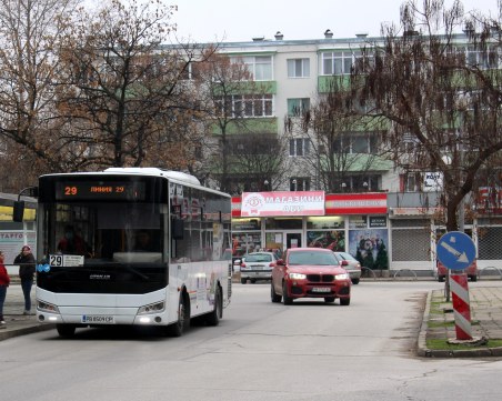 Спират движението по улица в Смирненски, пет автобуса променят маршрута си