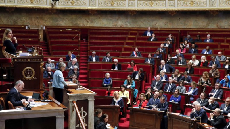 Френското правителство оцеля във вота на недоверие
