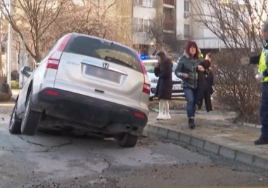 Автомобил пропадна в дупка отворила се след ВиК авария в Пловдив Инцидентът