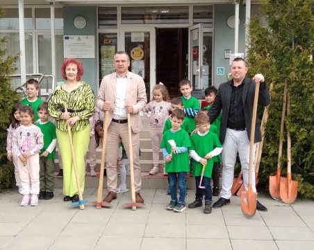 Иван Стоянов засади първите дръвчета с деца в Източен