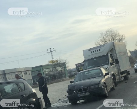 Катастрофа с три коли и бус блокира Околовръстното