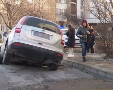 Кола пропадна в дупка, образувала се след ВиК авария в Пловдив
