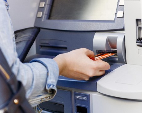 Пловдивчанка намери забравени на банкомат пари